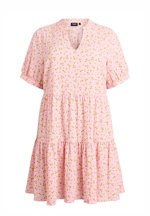 Różowa sukienka z krótkim rękawem i falbanami, z żółtym motywem kwiatowym, dekoltem w serek oraz marszczeniem w talii.