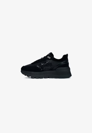 Sneaker nere realizzate in camoscio e rete con un design testurizzato. Presentano una suola spessa e dettagli in paillettes. I lacci e i fori per i lacci sono visibili.