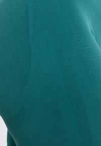 Smilodox MARIA SOLID SHORTS SCRUNCH KURZE HOSE SEAMLESS - Tights - dunkel grün