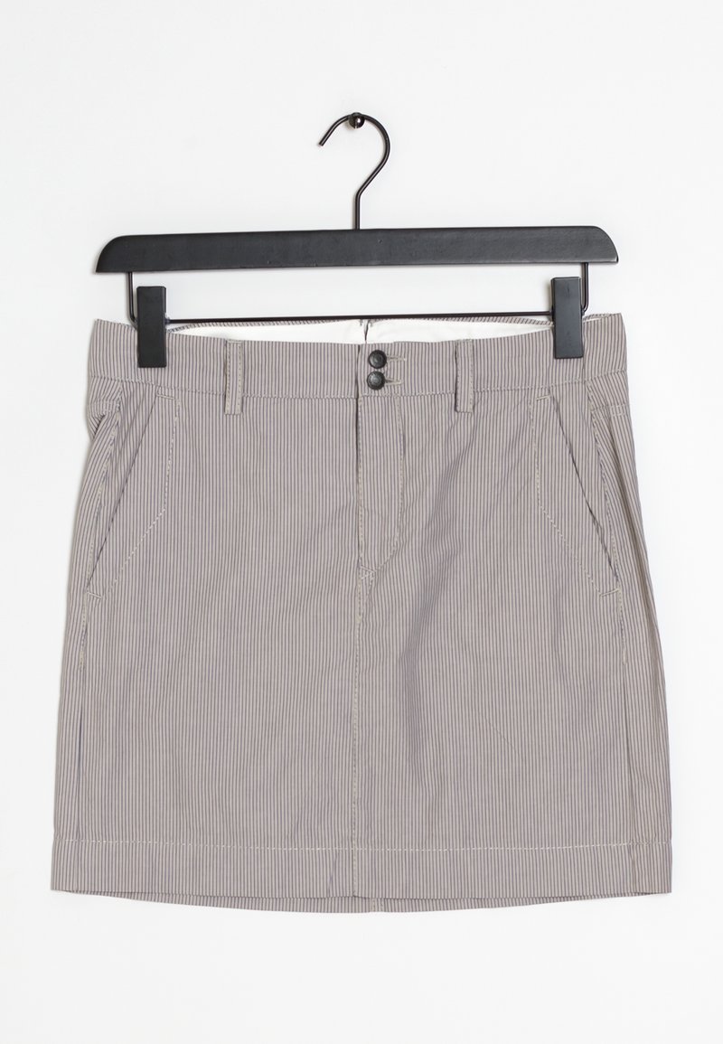 Mini-jupe beige avec de fines rayures blanches verticales, poches avant, deux boutons noirs et des passants de ceinture suspendue sur un cintre noir.