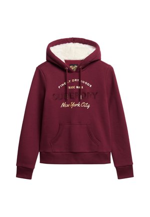 Sudadera burdeos con capucha ajustable, bolsillo frontal y un forro suave y texturizado. Presenta "SUPERDRY" y "Nueva York" en letras mixtas.