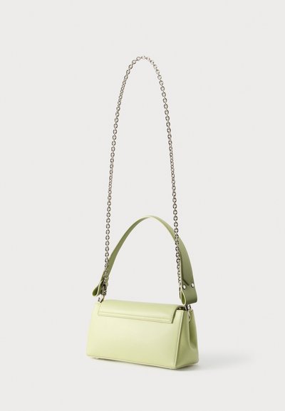Ορθογώνια δερμάτινη τσάντα σε ανοιχτό πράσινο χρώμα. Διαθέτει δομημένο σχέδιο, επίπεδο πάνω μέρος και λουρί αλυσίδας μαζί με αποσπώμενη δερμάτινη λαβή.