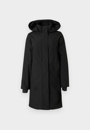 Manteau noir imperméable avec capuche. Dispose de manches longues, d'une coupe décontractée et de poches zippées. Texture lisse et design minimaliste.