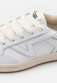 Vans LOWLAND CC UNISEX - Joggesko - white