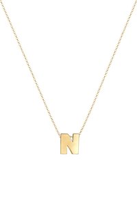 Goldene Halskette mit einem großen Anhänger in Blockbuchstaben "N" an einer feinen Kette. Der Anhänger hat eine glatte Oberfläche und ausgeprägte Kanten.
