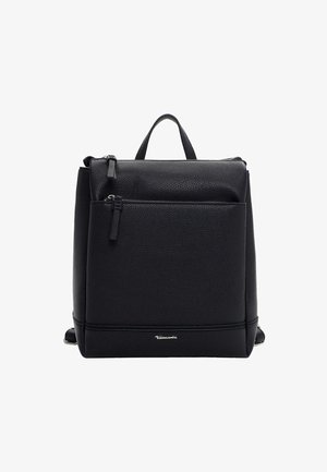 Zaino in pelle nera con finitura testurizzata, dotato di una tasca frontale con zip, manico superiore e spallacci regolabili. Design minimalista, forma compatta.