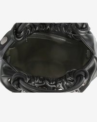 Bolsa de mão em couro preto com alças superiores pregueadas, mostrando um interior vazio e um bolso com zipper no interior.