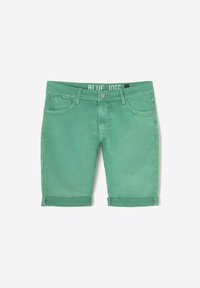 Groene spijkershorts met opgerolde broekspijpen, vijf zakken en een label met de tekst "BLUE JOGG" op de tailleband. Fluweelachtige textuur en slim fit.
