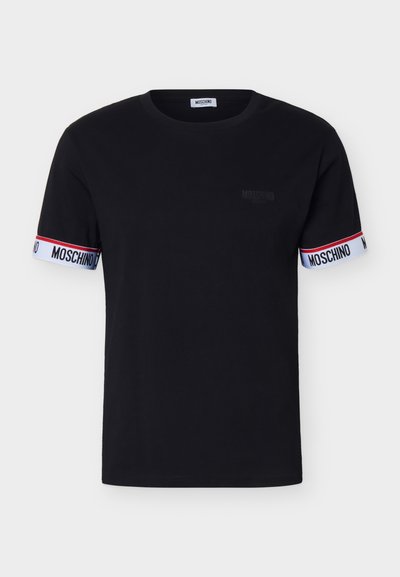 T-shirt noir à manches courtes avec col rond, présentant des bandes logo blanches, rouges et noires affichant "MOSCHINO" sur les poignets des manches.