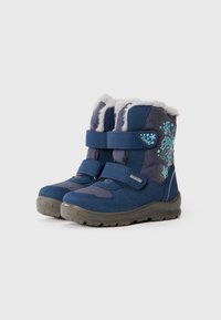 Niebieskie zimowe buty z dwiema rzepami, ocieplanym wykończeniem, teksturowanym, granatowym materiałem oraz dekoracyjnym motywem jednorozca w kolorze aqua z gwiazdkami.