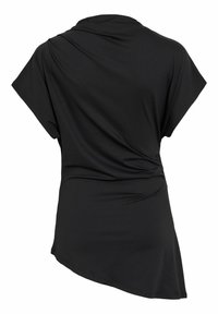 Čierny top s krátkym rukávom, s jemne padajúcim výstrihom a asymetrickým lemom, zobrazený zozadu.