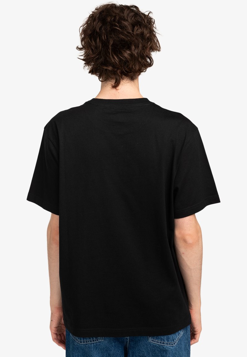 Czarny bawełniany t-shirt z krótkimi rękawami, luźny krój i okrągły dekolt. Tył wykonany z gładkiego, jednolitego materiału bez dodatkowych detali.