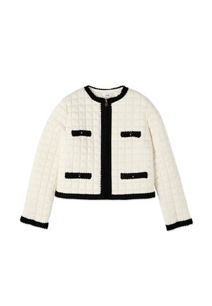 Jachetă albă matlasată cu mâneci lungi, având margini negre de-a lungul gulerului, în față, la manșete, tiv și patru buzunare frontale cu nasturi și margini negre.