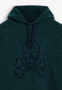 Sudadera de color azul verdoso con un acabado texturizado, que presenta un gráfico de calavera y huesos cruzados en azul oscuro. Incluye cordones a juego y una capucha espaciosa.