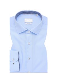 Camicia aderente azzurro chiaro con colletto button-down, dotata di un polsino interno e di una foderina del colletto a motivo, e bottoni bianchi.