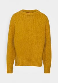 Pull tricot épais jaune moutarde avec manches longues et bords côtelés aux poignets, à l’ourlet et à l’encolure.