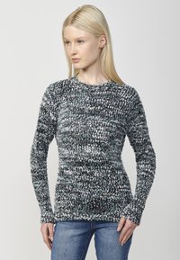 Pulover tricotat cu un model texturat în nuanțe de gri și albastru, cu mâneci lungi și decolteu rotund. Material moale și confortabil.