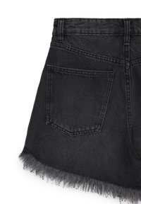 Gonna di jeans nera con orlo sfilacciato, dotata di una tasca posteriore. Il tessuto ha una consistenza liscia e una leggera lucentezza.