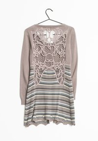 Långärmad klänning med en virkad öppen rygg, randigt mönster i dämpade färger, mjuk textur och vågig nederkant.