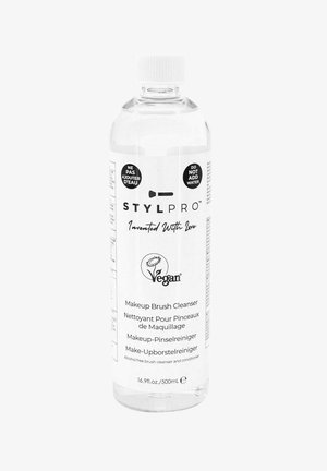 Flacon transparent de nettoyant pour pinceaux de maquillage vegan StylPro, avec une étiquette « Ne pas ajouter d'eau » et un volume de 500 ml.