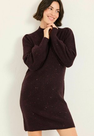 Strickkleid in tiefem Burgunderrot mit hohem Ausschnitt und langen, gepufften Ärmeln; verfügt über mehrfarbige Sprenkel und einen leicht lockeren Schnitt.