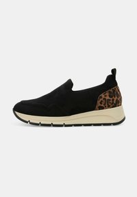 Sneaker nera slip-on con tomaia in suede, suola beige e accentuazione in stampa leopardata sul tallone. Presenta cuciture minime e una punta arrotondata.