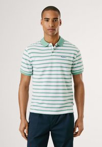 Črtasta polo majica v beli in mete zelenkasti barvi, s kratkimi rokavi, ovratnikom, ki ima logo na levi strani, in ravnim robom.