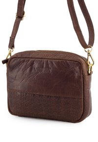 Brun læder crossbody taske med en tekstureret nederste sektion og en glat øverste del. Udstyret med en guldfarvet lynlås og justerbar rem. Brandlogoet er synligt.