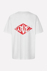 Witte katoenen T-shirt met een rood diamantgrafiek en het woord "LOVE" in een golvende, gestileerde lettertype op de achterkant. Korte mouwen, ontspannen pasvorm.