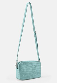 Türkisfarbene Umhängetasche aus einprägtem Kroko-Material, rechteckige Form, mit Reißverschluss und verstellbarem Trageriemen. Mit silbernen Hardware-Details.