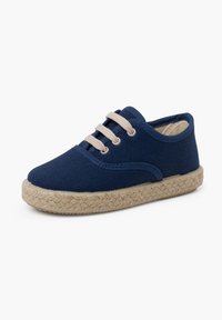 Marine canvas schoen met een ronde neus, beige veters en een geweven jute zool. Kenmerkt zich door minimale stiksels en een lichtgewicht ontwerp.