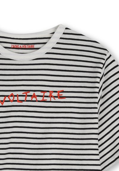 Ριγέ βαμβακερό μπλουζάκι με οριζόντιες μαύρες και άσπρες ρίγες, στρογγυλή λαιμόκοψη και κόκκινα κεντημένα γράμματα με την επιγραφή "VOLTAIRE".