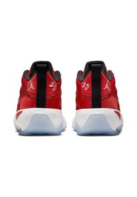 Czerwone buty sportowe o smukłym designie, wierzch wykonany z skóry i siateczki, biała podeszwa środkowa oraz lodowoniebieska podeszwa zewnętrzna. Posiadają czarną pętelkę na pięcie oraz akcenty w postaci logo.