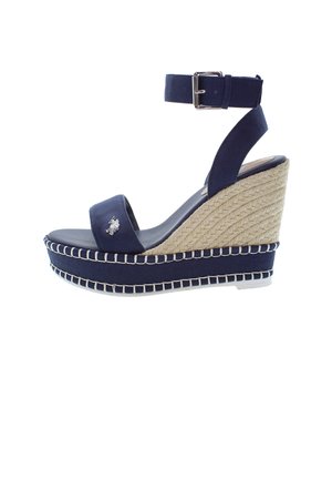 Marineblaue Keilsandalen mit einem Stoffknöchelriemen, einer Espadrille-ähnlichen Jutesohle und einem silbernen Logoakzent auf dem Spann.