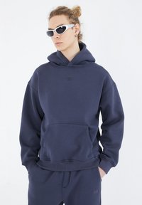 Unselected, blau smoke