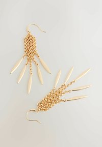 Goldfarbene Ohrringe mit einem Kettendesign, das überhängende, verlängerte blätterförmige Akzente und gebogene Haken zum Verschließen bietet.