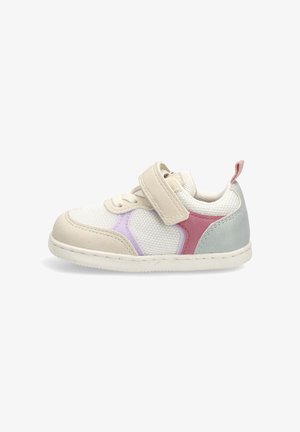 Zapatilla para niño pequeño con paneles en beige, blanco, rosa y lavanda, con una tira de Velcro y una lengüeta en una suela blanca.
