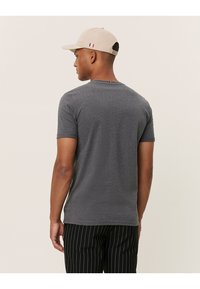 Les Deux NØRREGAARD SEASONAL - Jednoduché tričko - charcoal melange