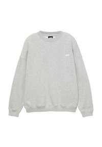 Felpa grigia realizzata in tessuto morbido, con scollatura a girocollo, maniche lunghe, polsini a coste e un piccolo logo bianco sul petto.