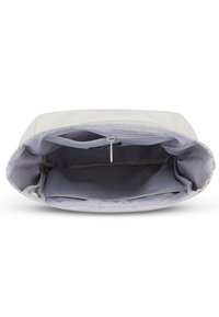 Beige textilná kabelka s vreckom na zips vo vnútri, hladká textúra a svetlošedá podšívka. Otvorený dizajn pre jednoduchý prístup.