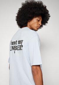 YOURTURN UNISEX - Apdrukāts T-krekls - light blue