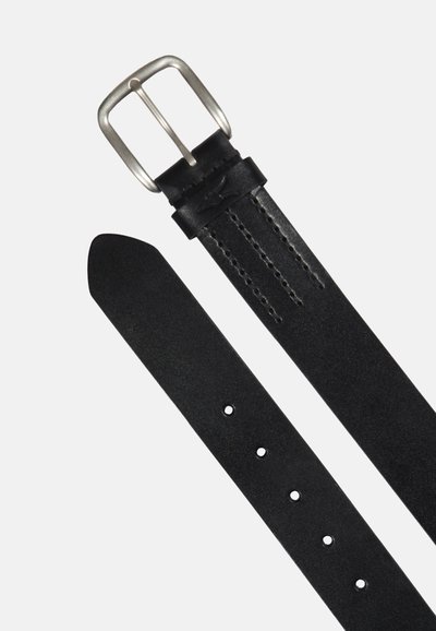 Ceinture en cuir noir avec boucle rectangulaire en métal argenté et cinq trous de réglage sur fond uni.