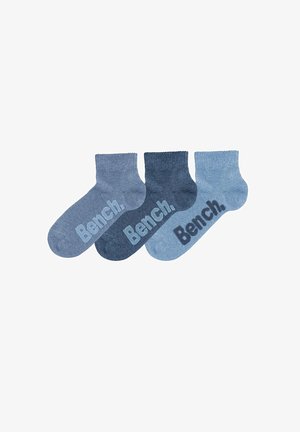 Tre paia di calzini corti in tonalità di blu, con una texture morbida e la parola "Bench." lavorata a maglia in grigio scuro sul lato.