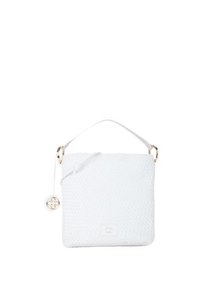Borsa a mano in pelle bianca intrecciata con manico corto, nappina decorativa e piccolo emblema dorato sul davanti su sfondo bianco.