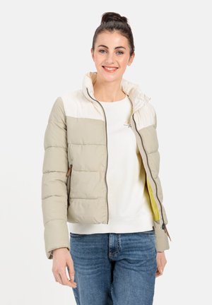 Gepolsterte Jacke in Hellbeige mit einem cremigen Oberteil. Verfügt über einen Reißverschluss vorne, Seitentaschen und ein gelbes Innenfutter.