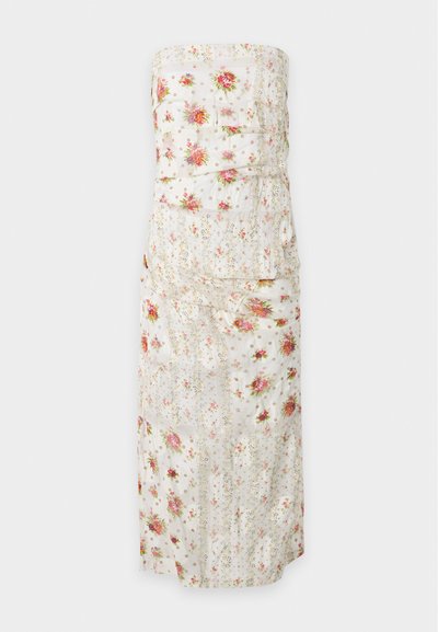 Robe blanche sans bretelles en tissu froncé, avec un motif floral et à pois dans des tons rose, rouge et vert.