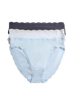 Trzy bawełniane damskie majtki bikini w kolorach jasnoniebieskim, białym i ciemnoszarym, każda z falistą koronkową tasiemką wzdłuż pasa i otworów na nogi.