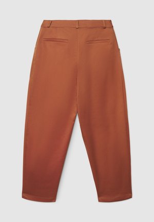 Pantalon couleur rouille avec une texture lisse, doté d'une taille mi-haute, de deux poches arrière et de jambes à coupe droite.