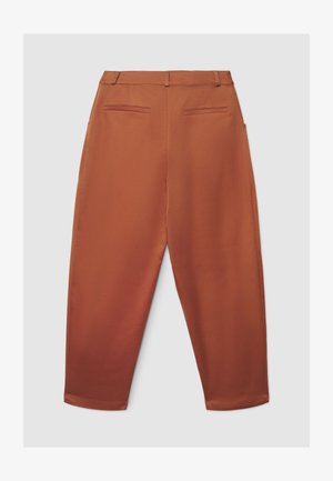 Pantalon couleur rouille avec une texture lisse, doté d'une taille mi-haute, de deux poches arrière et de jambes à coupe droite.