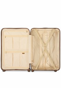 Bruine zachte kofferinterieur met beige voering. Heeft meerdere ritscompartimenten, beveiligingsriemen en een gladde textuur.